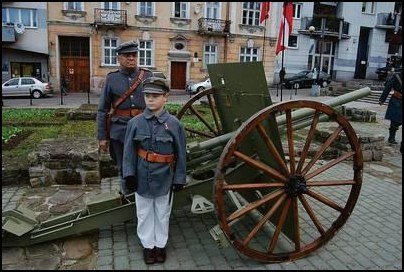 Członkowie polskich i czeskich oddziałów tradycyjnych w mundurach c.k. armii