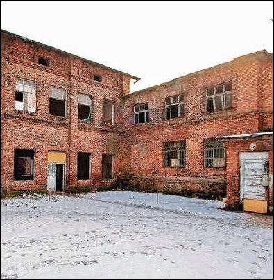Dawna fabryka konserw i piekarnia popadają w ruinę