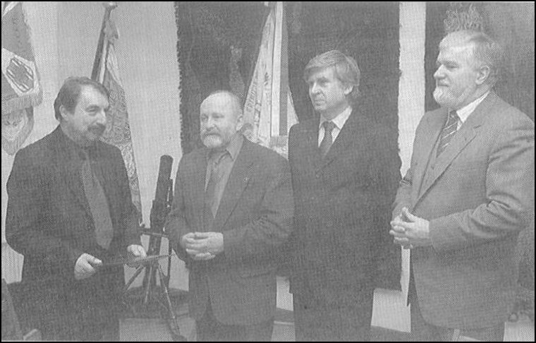 Ryszard Jurkowski (po lewej) odbiera nagrodę (wręczają ją Adam Rąpalski, dyrektor Muzeum AK, Kazimierz Bujakowski, wiceprezydent Krakowa, i Kazimierz Barczyk, przewodniczący Rady Muzeum AK)