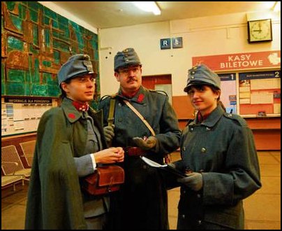 Płaszowski dworzec opanują żołnierze w austro - węgierskich mundurach